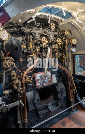 Vista dentro la cabina di un tipico treno a vapore in mostra al Museo nazionale delle ferrovie, York, UK. Foto Stock
