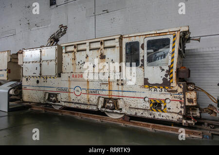 Un locomotore elettrico utilizzato per costruire il tunnel sotto la Manica (Eurotunnel) sul display al National Railway Museum di York, UK. Foto Stock