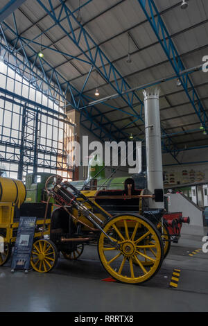 Una replica di Stephenson's Rocket, come è apparso nel 1829 in mostra al Museo nazionale delle ferrovie, York, UK. Foto Stock