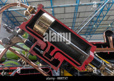 In spaccato di un pistone sulla replica di Stephenson's Rocket, come è apparso nel 1829 in mostra al Museo nazionale delle ferrovie, York, UK. Foto Stock