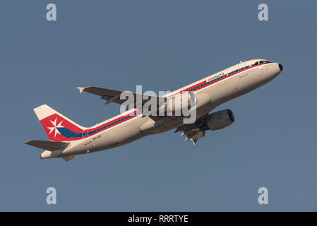 Air Malta Airbus A320 aereo jet piano 9H-AEI decollo dall'Aeroporto Heathrow di Londra, Regno Unito. Compagnia aerea della partenza del volo. Colori retrò regime speciale Foto Stock