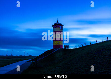 Der Pilsumer Leuchtturm auf dem Nordseedeich bei Pilsum, Gemeinde Krummhörn, Ostfriesland, Bassa Sassonia, Foto Stock