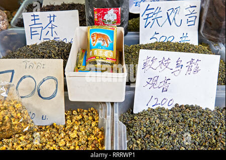 Bangkok, Thailandia - Giugno 14,2011: Close-up di secche foglie di tè in contenitori con prezzo cinese del digital signage, in vendita in un tradizionale negozio di Chinatown Foto Stock