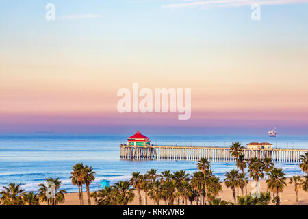 Sunrise Colors sopra il Molo di Huntington Beach a Huntington Beach, California, USA Foto Stock