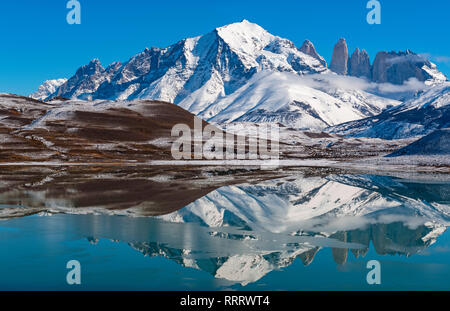 Le maestose Torri del Paine picchi riflessione nella Laguna Amarga lago in inverno, nella Patagonia cilena. Foto Stock