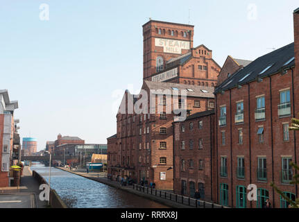 Chester, Inghilterra - Febbraio 23, 2019: Street view della vecchia fabbrica e canali nella città di Chester, Inghilterra. Foto Stock