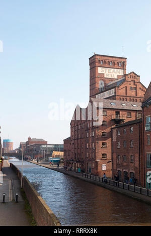 Chester, Inghilterra - Febbraio 23, 2019: Street view della vecchia fabbrica e canali nella città di Chester, Inghilterra. Foto Stock