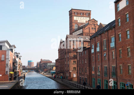 Chester, Inghilterra - Febbraio 23, 2019: Street view della vecchia fabbrica e canali nella città di Chester, Inghilterra. Foto Stock
