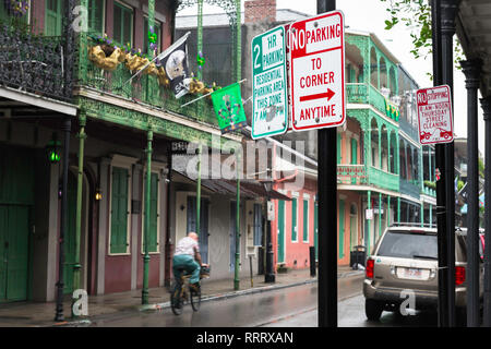 New Orleans street, vista lungo la Royal Street nel Quartiere Francese in un pomeriggio piovoso, New Orleans, Louisiana, Stati Uniti d'America. Foto Stock