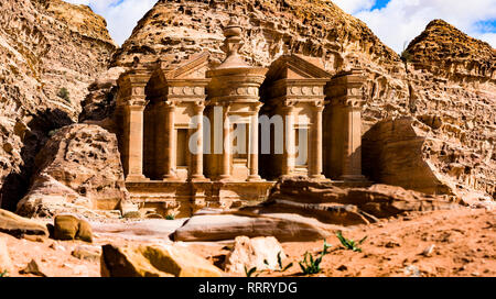 (Fuoco selettivo) Splendida vista dell'annuncio Deir - Monastero nell'antica città di Petra. Foto Stock