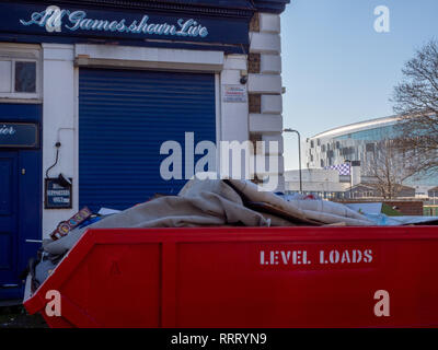 Il luminoso nuovo Tottenham Hotspur Calcio stadium visto da Bill Nicholson pub. Foto Stock