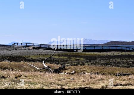 Flottante gabbia di pesce delle tubature HDPE costruzione per l'allevamento del salmone, in costruzione sulle rive di Loch Creran, Argyll. Magnifico cielo blu. Foto Stock