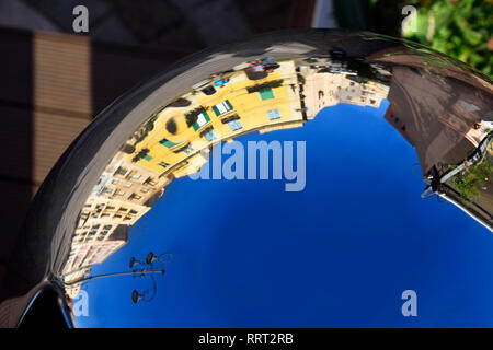 Specchio-sormontato cassonetto Cagliari Sardegna Italia Foto Stock