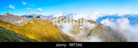 Panorama di montagna paesaggio. paesaggio di montagna con cielo blu e nuvole bianche. vista panoramica sopra le nuvole Foto Stock
