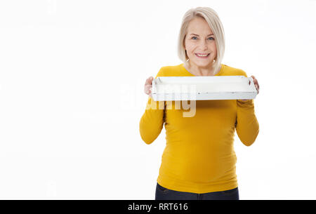 Cucina donna cameriera dà vuoto vassoio per la pubblicità dei prodotti isolati su sfondo bianco. Mock up per utilizzare Foto Stock