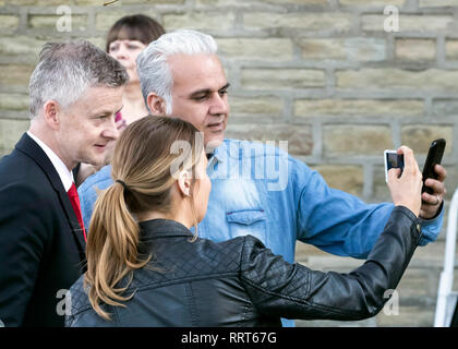 Il Manchester United caretaker manager Ole Gunnar Solskjaer ha un selfie con ventole fuori Halifax Minster dopo i funerali del Manchester United dell ex squadra giovanile coach Eric Harrison che sono morti di età compresa tra i 81. Foto Stock