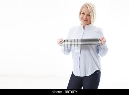 Cucina donna cameriera dà vuoto vassoio per la pubblicità dei prodotti isolati su sfondo bianco. Mock up per utilizzare Foto Stock