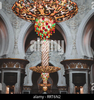 Mozzafiato lampadario a Sheik Zayed Moschea di Abu Dhabi Foto Stock