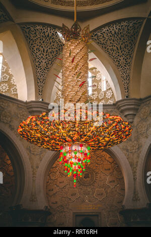 Mozzafiato lampadario a Sheik Zayed Moschea di Abu Dhabi Foto Stock