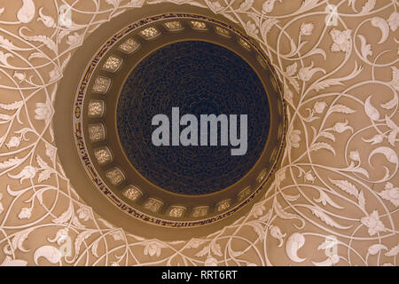 Belle decorazioni sul soffitto di Sheik Zayed mosque Foto Stock