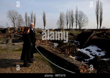 U.S Vice Presidente Mike Pence e sua moglie Karen Pence pausa in corrispondenza di una fossa comune durante la loro visita al campo di concentramento nazista Auschwitz-Birkenau Febbraio 15, 2019 in Oświęcim, Polonia. Il camp è stato utilizzato dalla Germania nazista per eseguire più di un milione di ebrei durante la Seconda Guerra Mondiale. Foto Stock