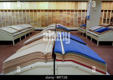 Campioni di tappeti sul display in John Lewis dipartimento di tappeti Foto Stock