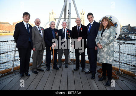 (Da sinistra a destra) Ambasciatore francese Jean-Pierre Jouyet, Royal Navy veterani Dennis William Haley, John George Nicholls, Charles Henry Kavanagh e Patrick John Reardon con il Segretario della Difesa Gavin Williamson e Direttore Generale di IWM Diane Lees onboard HMS Belfast a Londra. Foto Stock