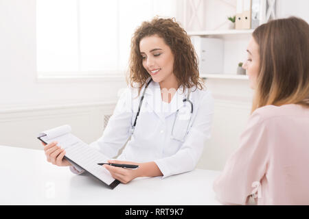 Medico donna dando la consultazione per paziente presso la clinica Foto Stock