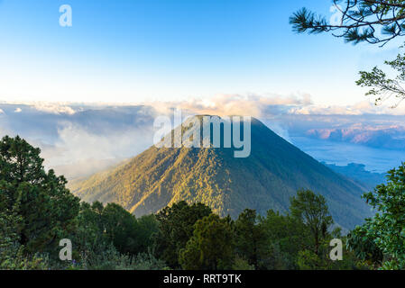 Vista del vulcano Toliman al lago Atitlan negli altopiani del Guatemala - Vista aerea Foto Stock