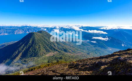 Vista del vulcano Toliman al lago Atitlan negli altopiani del Guatemala - Vista aerea Foto Stock