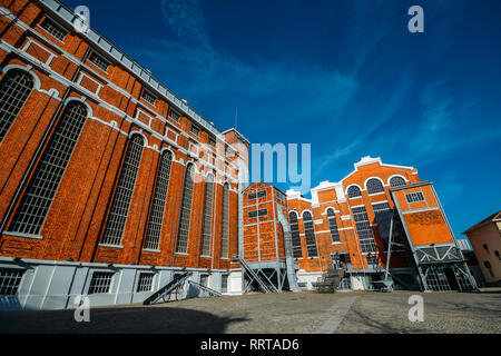 Lisbona, Portogallo - 25 Feb 2019: ampio angolo di vista del Tejo Power Station a Lisbona, Portogallo, una ex centrale termoelettrica Foto Stock