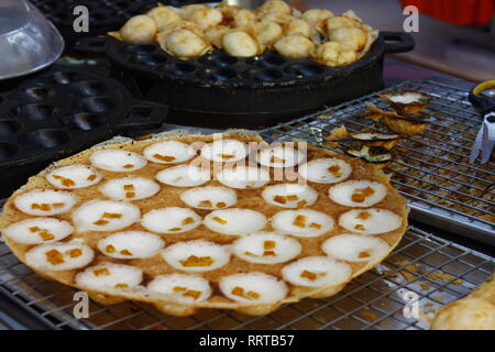 Kanom krok, stile tailandese riso e cocco pancake. Streetfood Thai. Foto Stock