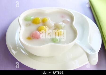 Farina di riso palla in dolce di latte di cocco con noce di cocco e il mais  , Bua Loi, popolare Thai dessert Foto stock - Alamy