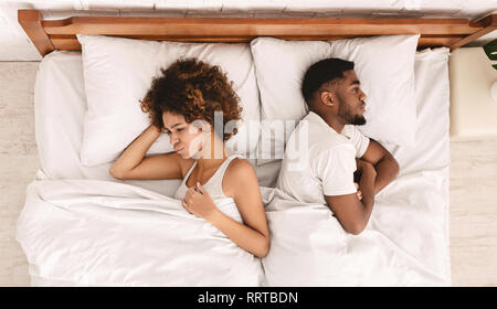 African-american giovane ignorando ogni altro a letto Foto Stock