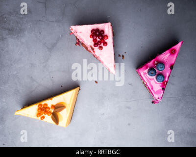 Deliziosa la cheesecake con frutti di bosco freschi e panna montata, dolci gustosi dolci colorati. Cucina francese Foto Stock