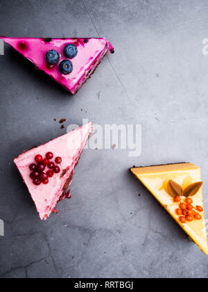 Deliziosa la cheesecake con frutti di bosco freschi e panna montata, dolci gustosi dolci colorati. Cucina francese Foto Stock