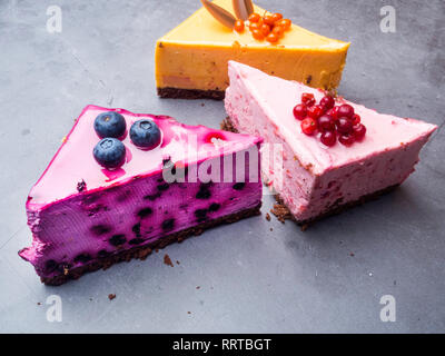 Deliziosa la cheesecake con frutti di bosco freschi e panna montata, dolci gustosi dolci colorati. Cucina francese Foto Stock
