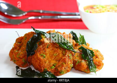 Torta di pesce, stile tailandese torta di pesce serviti con croccante di foglia di basilico. Foto Stock