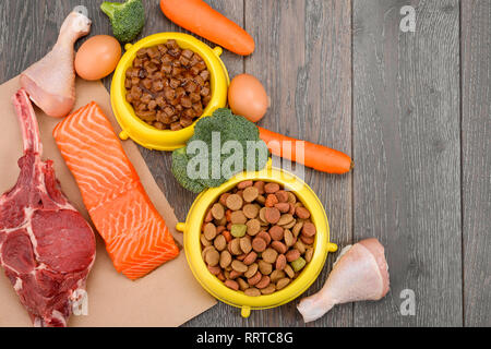 Ingredienti freschi e di alimenti per animali da compagnia Foto Stock