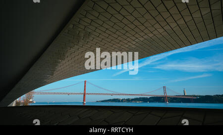 Famoso museo MAAT a Lisbona vicino al fiume Tagus incorniciato con pietra miliare di Lisbona il 25 di aprile del ponte e Rei Cristo Foto Stock