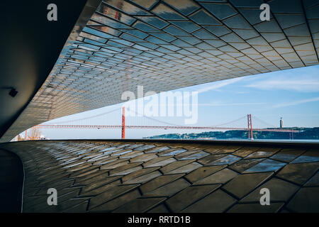 Famoso museo MAAT a Lisbona vicino al fiume Tagus incorniciato con pietra miliare di Lisbona il 25 di aprile del ponte e Rei Cristo Foto Stock