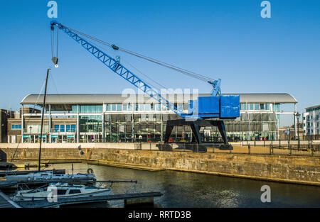 Techniquest e la vecchia gru presso la vecchia riparazione Docks per la Baia di Cardiff Galles del Sud Foto Stock