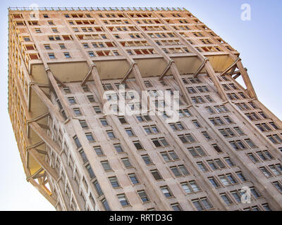 Milano, Italia-febbraio 15, 2019: Torre Velasca (Torre Velasca) close up, composizione diagonale Foto Stock