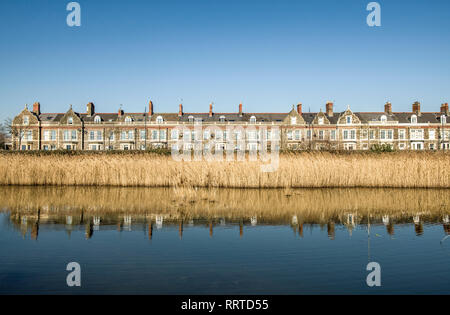 Windsor Esplanade e zone umide di Cardiff su una luminosa e soleggiata febbraio giorno a Cardiff Galles del Sud Foto Stock