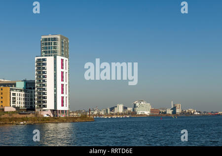 La Baia di Cardiff che mostra la scatola moderna delevopment lungo le sue rive, Galles del Sud Foto Stock