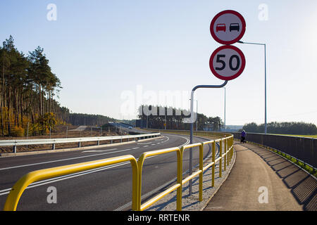 Di recente costruzione e inaugurato strada con cartelli stradali ordinazione di limite di velocità 50 km e nessun sorpasso Foto Stock