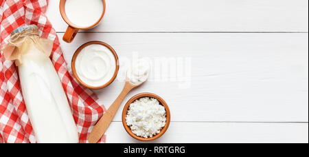 Prodotti lattiero-caseari composizione, vista dall'alto, spazio di copia Foto Stock
