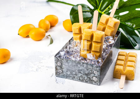 Tropical mango popsicles Foto Stock