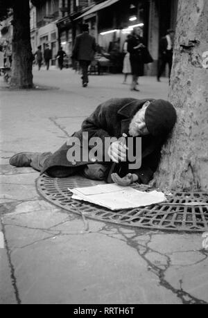 Viaggiare in Francia - Francia - Clochard am Straßenrand a Parigi, Quartier Latin. Data dell'immagine del 1950 circa. Foto Erich Andres Foto Stock