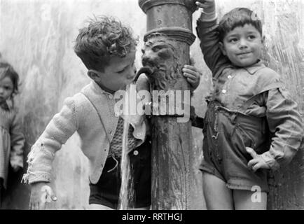 Viaggiare a Napoli - Italia negli anni cinquanta - due ragazzini a Napoli. Jungen einem Brunnen in Neapel, Italien. Foto Erich Andres Foto Stock